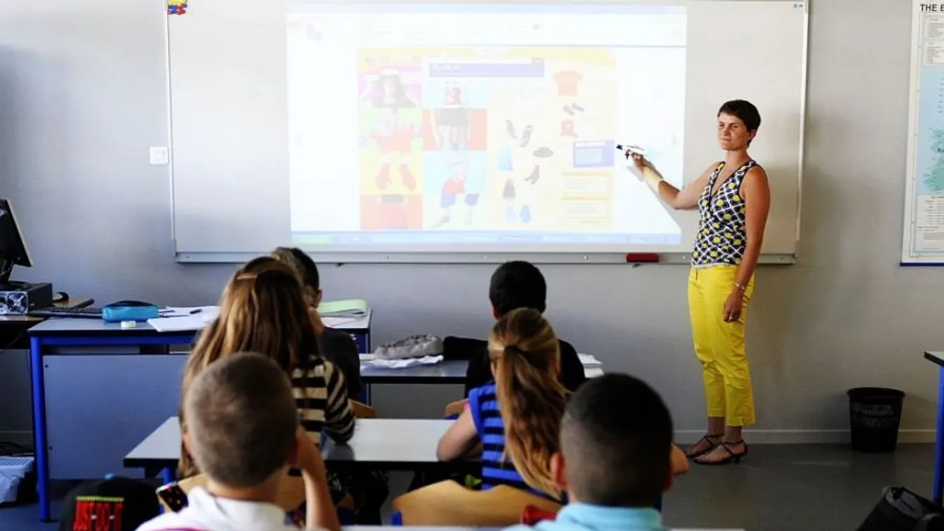 Tüntető tanárok, túlterhelt diákok – Reggeli járat