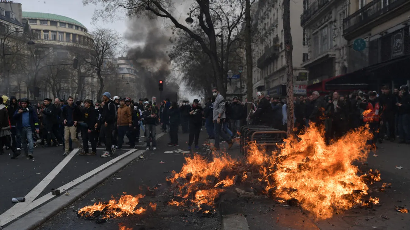 Ismét százezrek tiltakoztak a vitatott nyugdíjreform ellen Franciaországban
