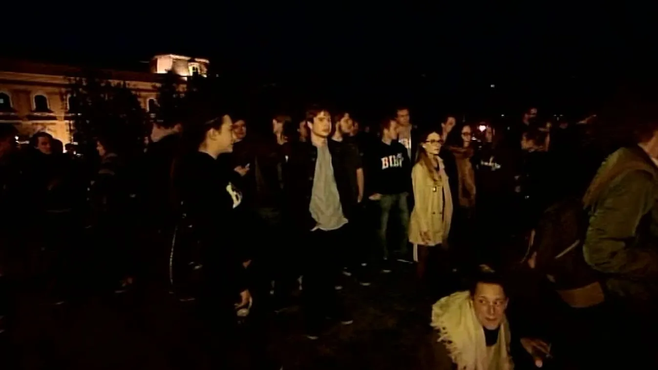 Villámtüntetést váltott ki Áder szignója