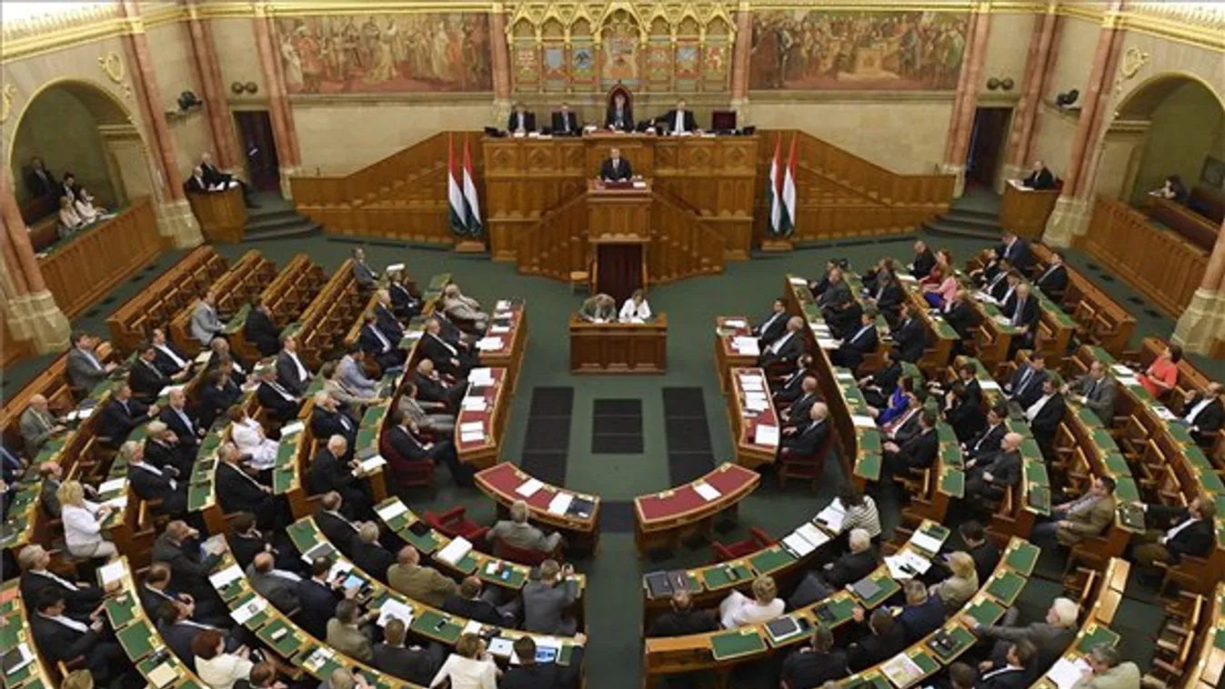 Vona: Orbán mindenhol Sorost és Simicskát látja