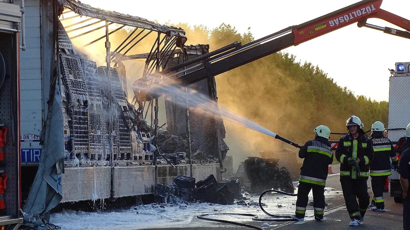 Kigyulladt egy kamion az M5-ösön