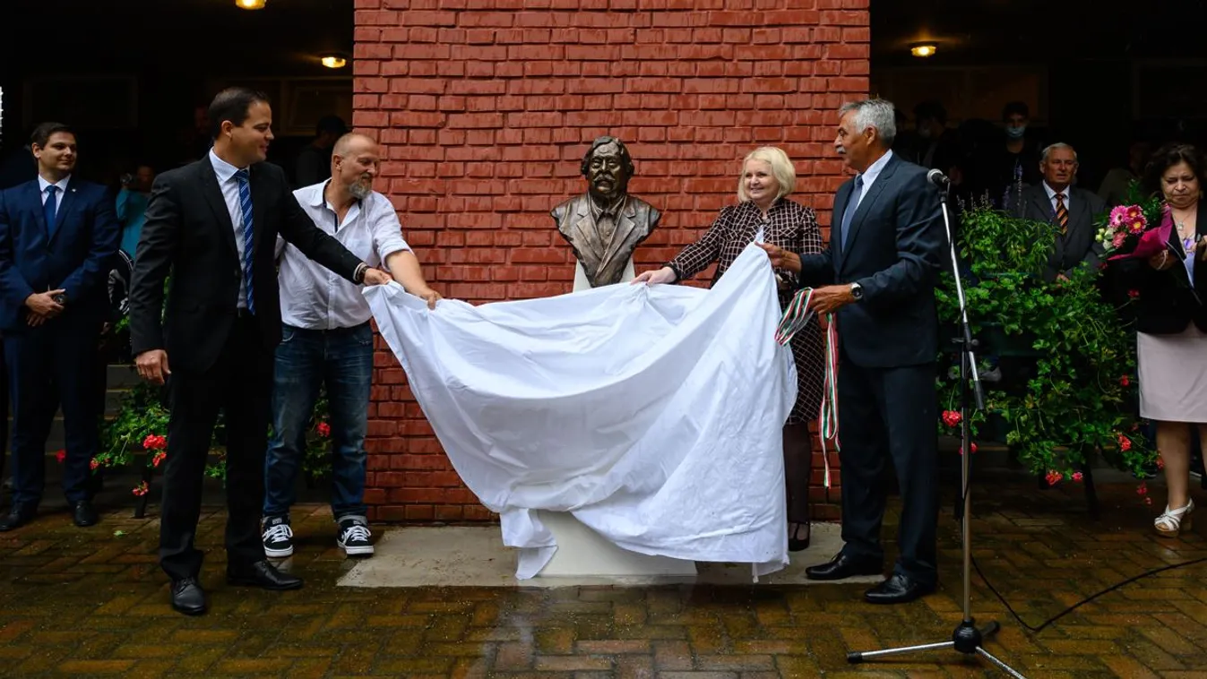 Szobrot kapott Csukás István Balatonszárszón