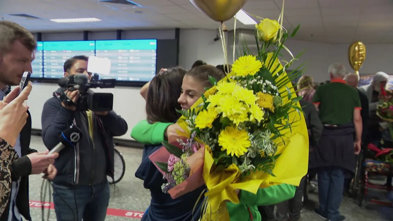 Hazaérkezett a paralimpiai bajnok kerekesszékes vívó, Veres Amarilla