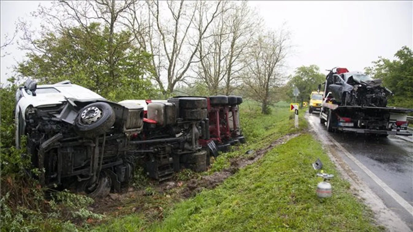 Kamion és busz is balesetezett, ketten vesztették életüket