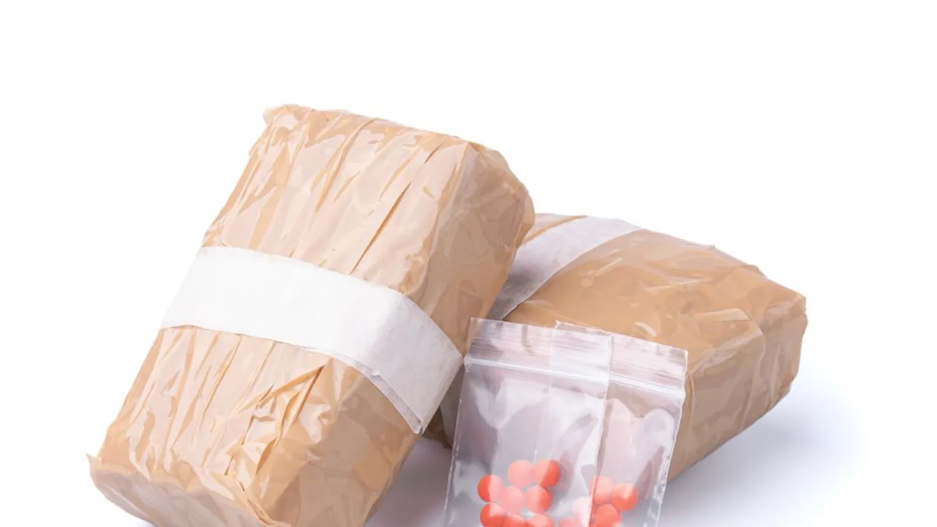 Bitcoinnal fizette ki és a munkahelyére kérte postázni a drogot