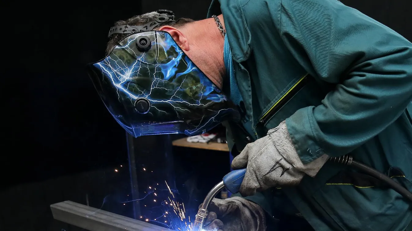 Durván adóztatják a magyar fizetéseket