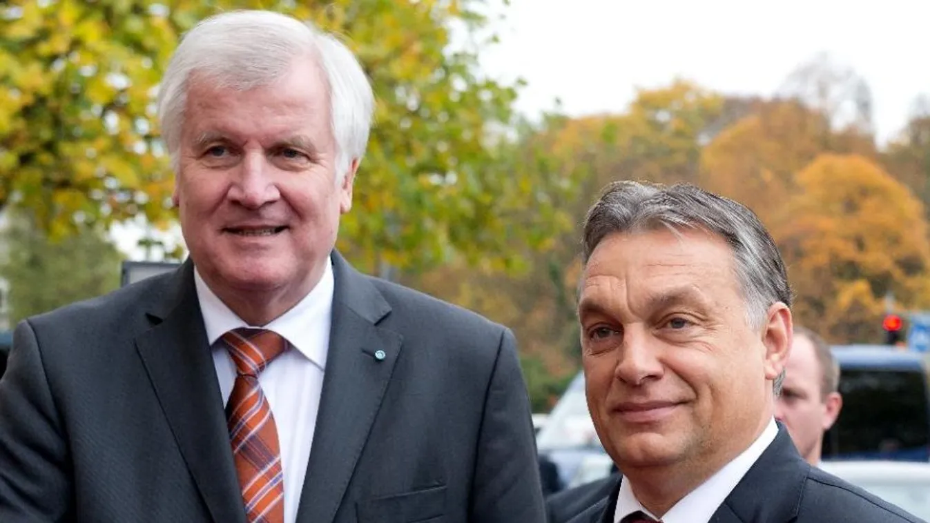 Orbánnal fricskázza Merkelt