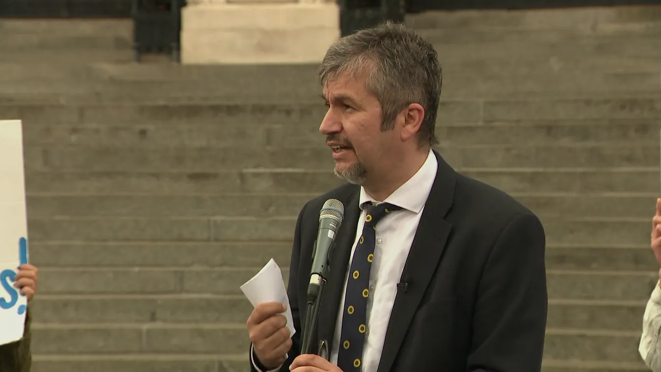 Hadházy meg sem jelent, a Momentum és a DK pedig kivonult az ülésteremből