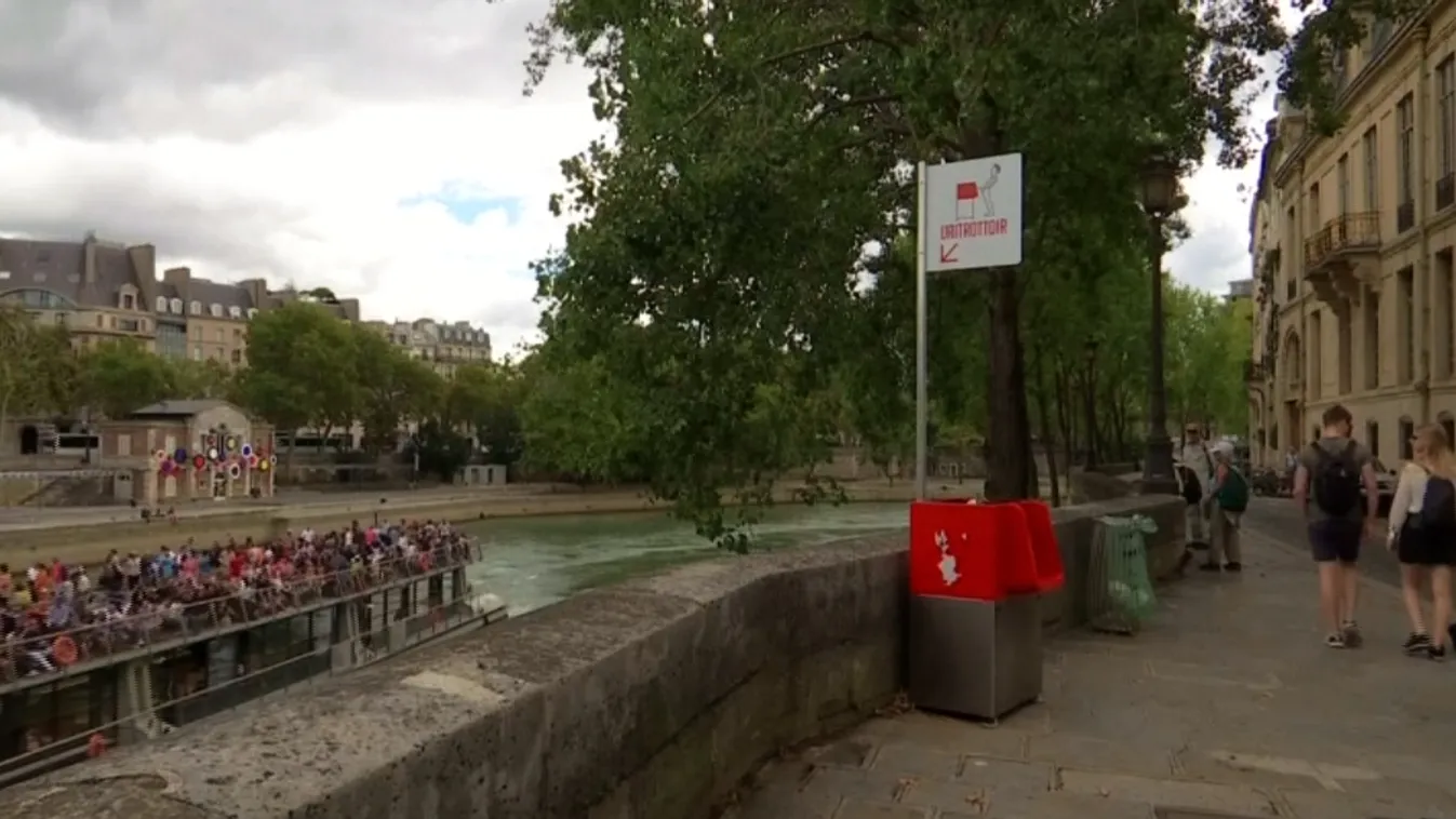 Kültéri piszoárok borzolják a párizsiak idegeit