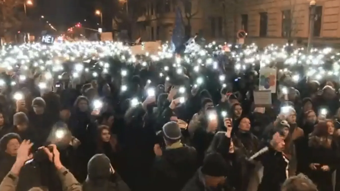 A Kossuth téren demonstrálnak a diákok – élőben