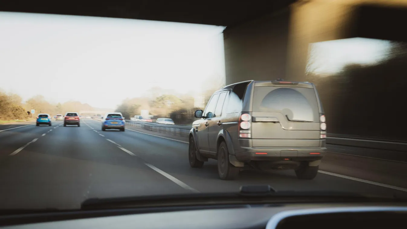 Tartsuk be a párhuzamos közlekedés szabályait!