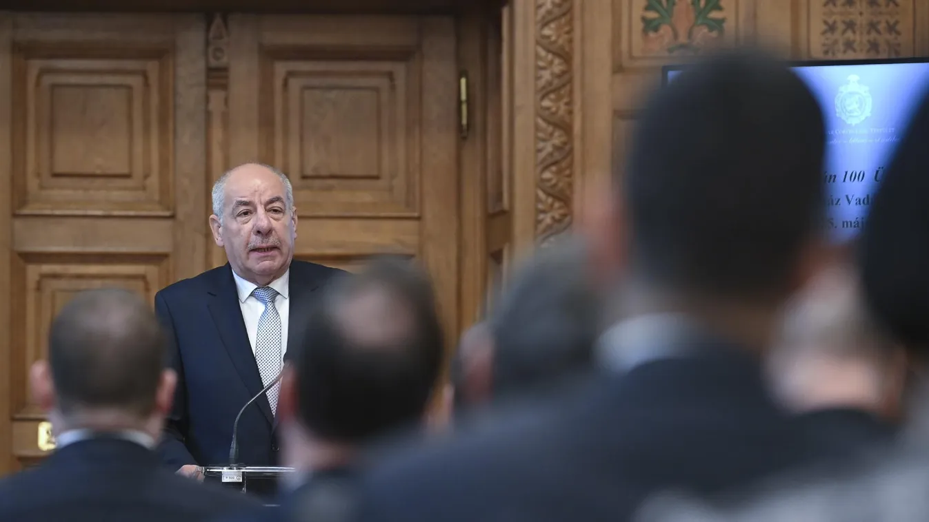 XIV. Leó pápa a szertartást követően találkozik a világ minden tájáról érkező közjogi méltóságokkal, köztük a magyar delegáció képviselőivel is