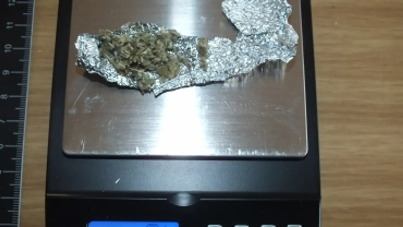 Magára hagyta a két rosszul lett fiatalt, miután pszichoaktív anyaggal kínálta őket, a rendőrök elfogták