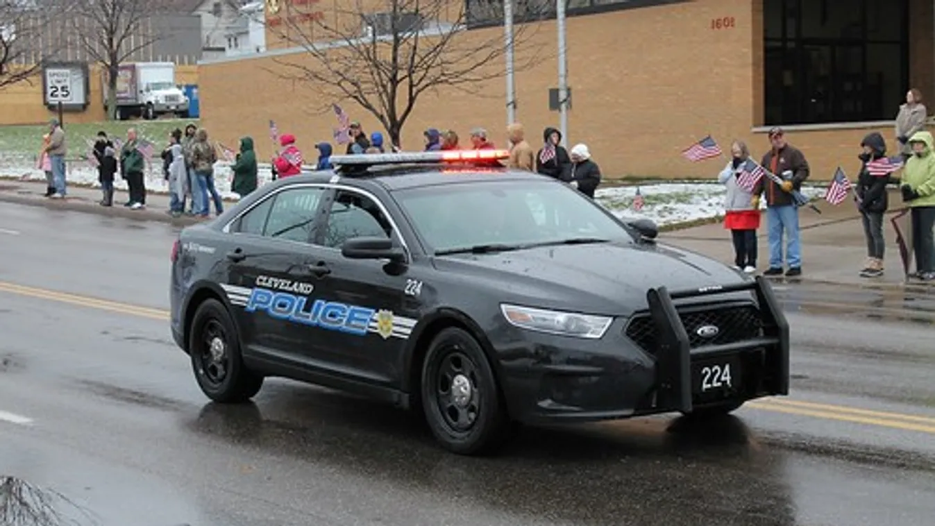 Őrizetbe vették a michigani iskolai lövöldöző szüleit