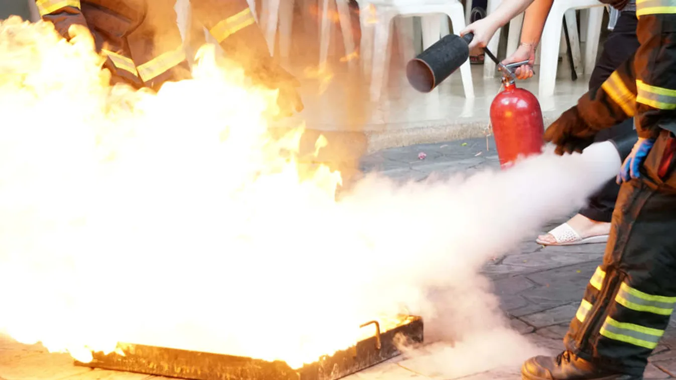 Kigyulladt egy műanyagfeldolgozó cég üzemcsarnoka Pécsen