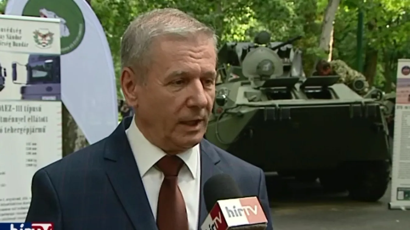 Magyar katona kezébe magyar fegyver kerül