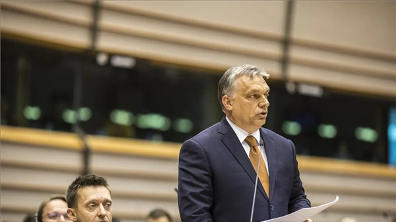 Sokkot kapott Orbán