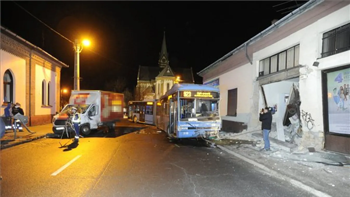 Kisteherautóval ütközött egy BKV-busz