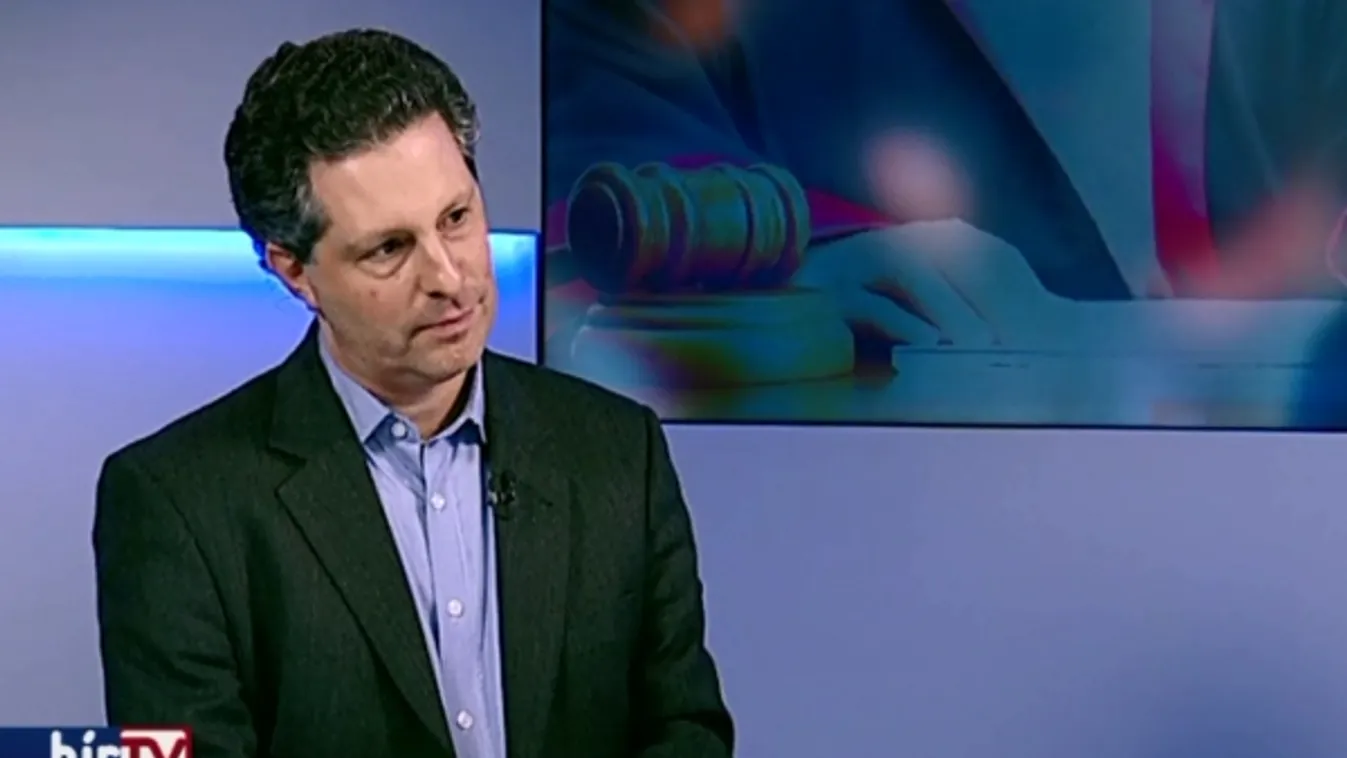 „Aki kidugja a fejét a hűbéri hurokból, arra lecsap a kormány”