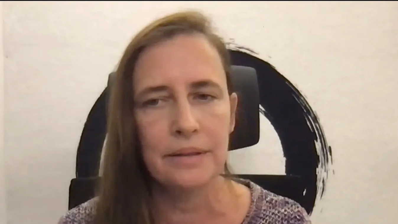 A DK elnöke lefogta a képviselőnő mindkét kezét