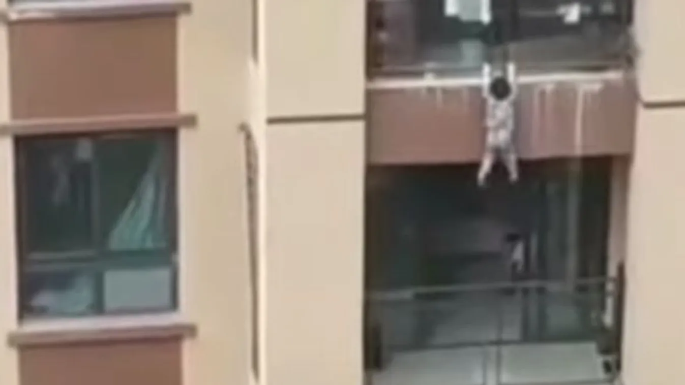 Takaróval kapták el az ötödik emeletről leesett kisfiút