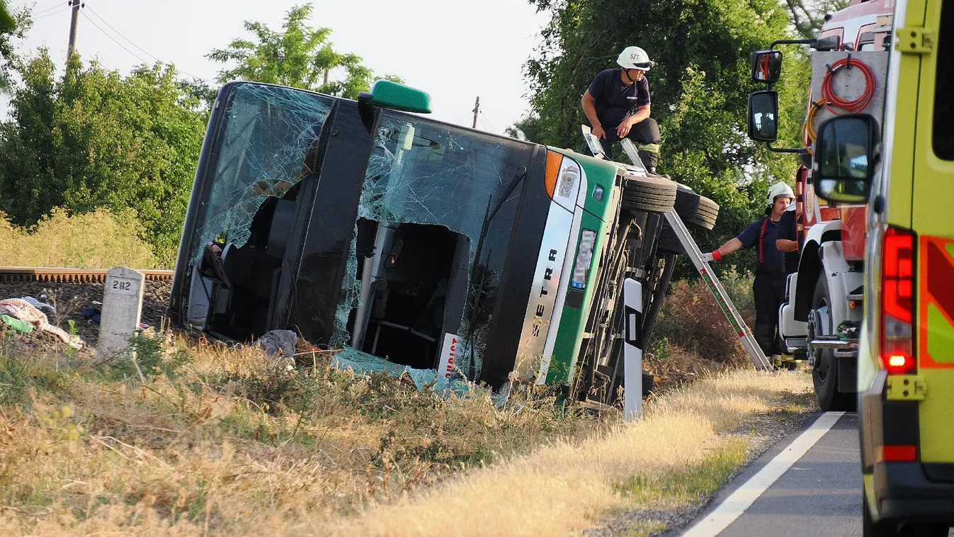 Buszbalesethez riasztották a tűzoltókat