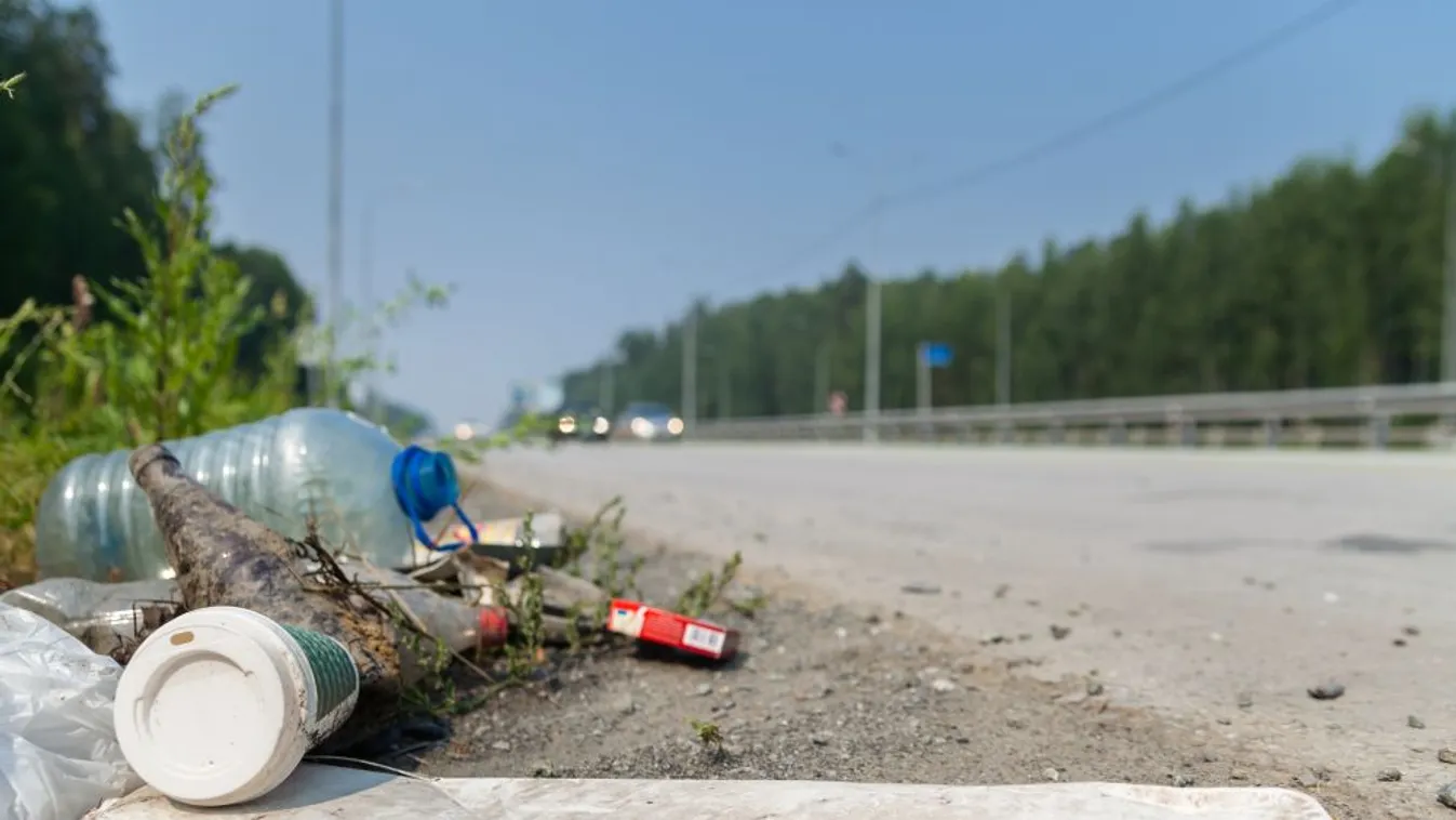 Viszik az utak menti illegális szemetet