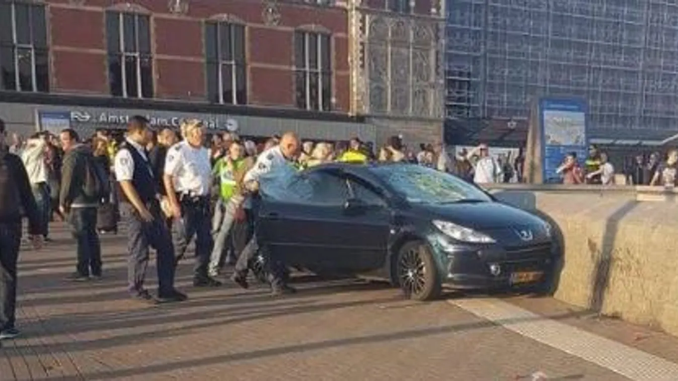 Autó hajtott a gyalogosok közé Amszterdamban