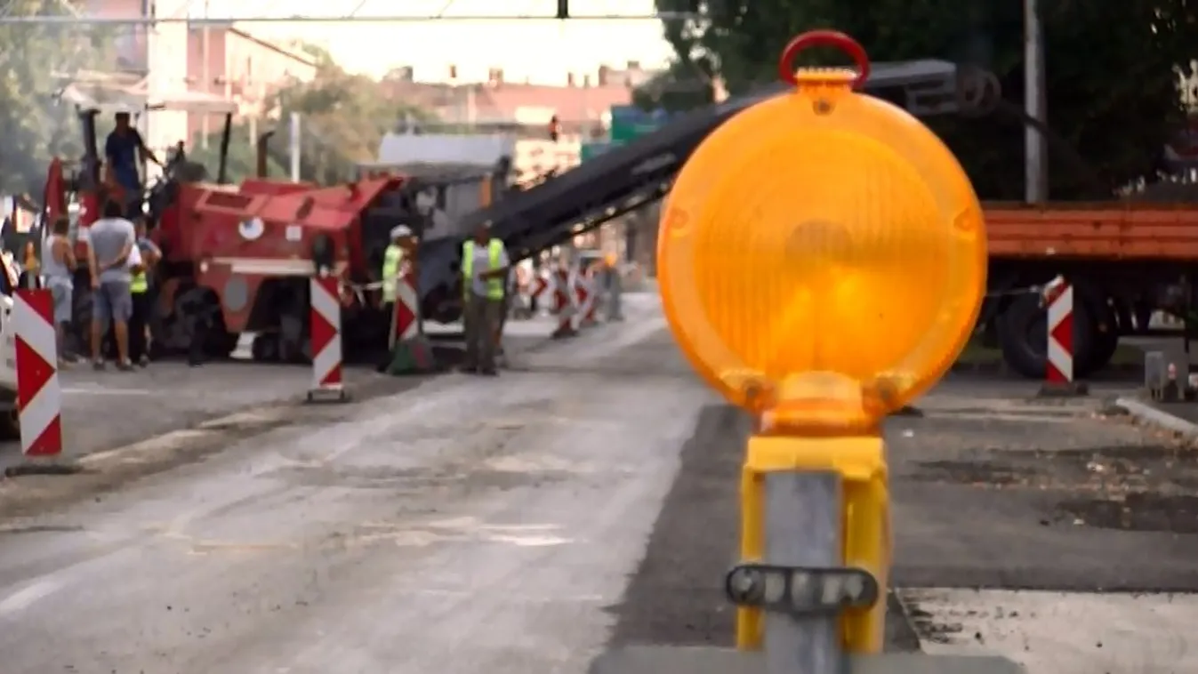 A turistaszezon kellős közepén okoz dugót az elhúzódó felújítás
