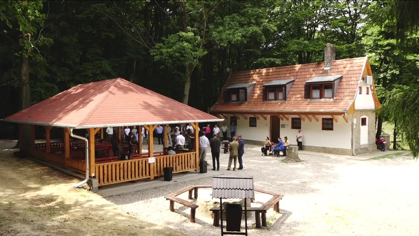 Átadták a felújított Gyöngyvirág kulcsos házat