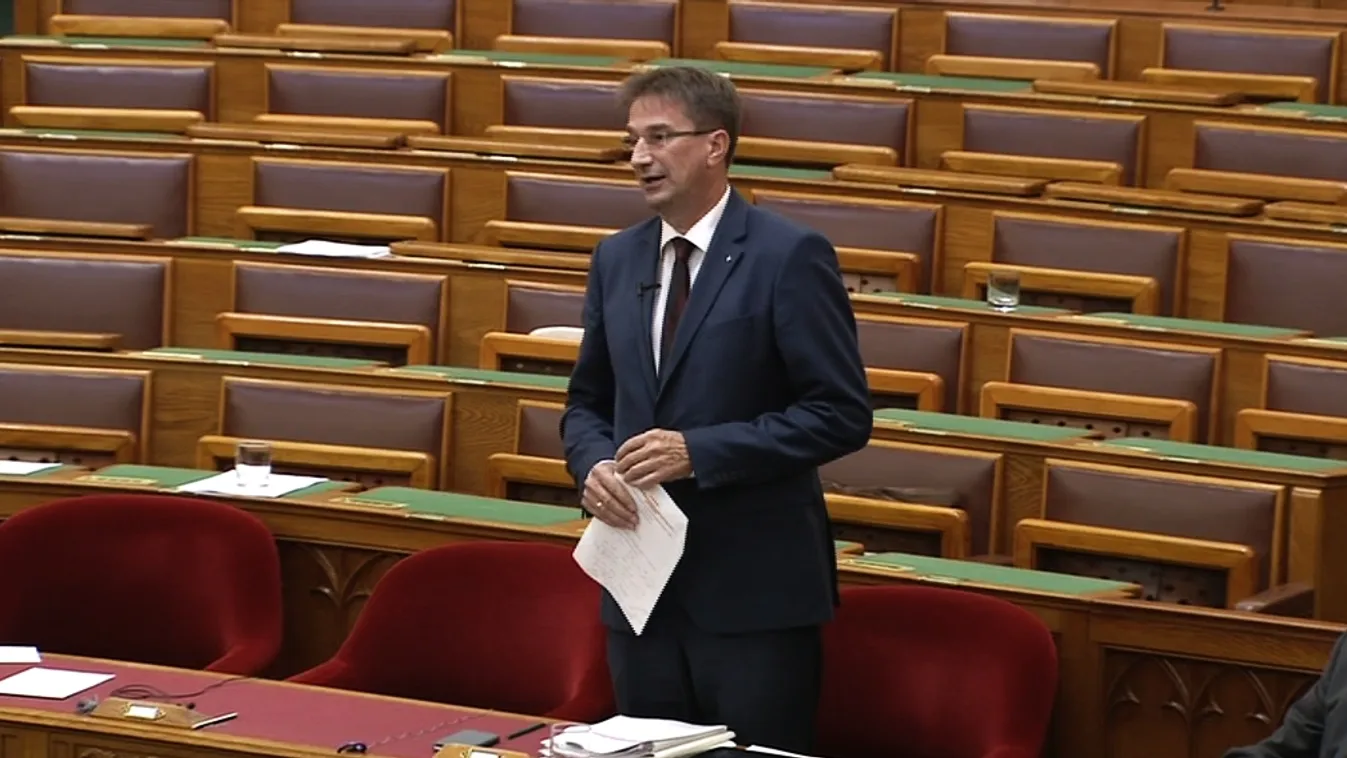 Szinte üres ülésteremben ment a nagy disputa a Stop Sorosról