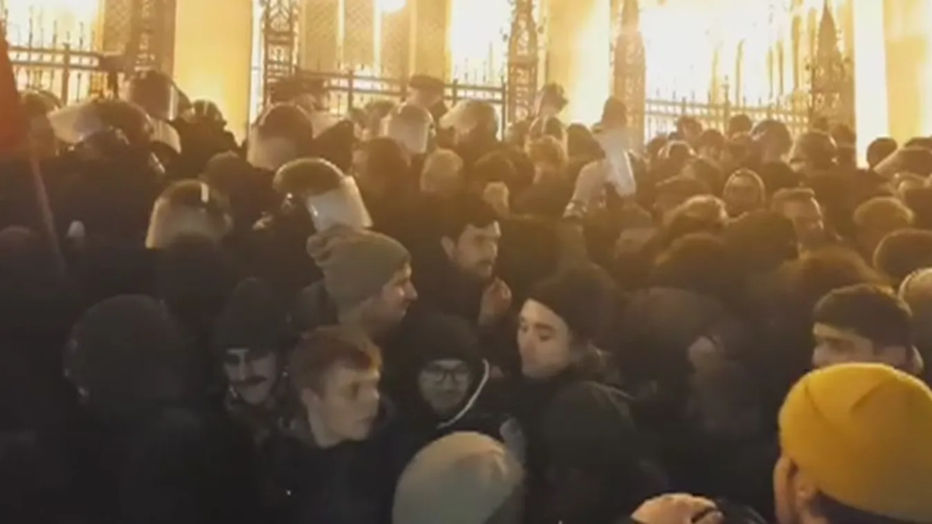 Felfüggesztettet kapott a rendőrt megütő tüntető