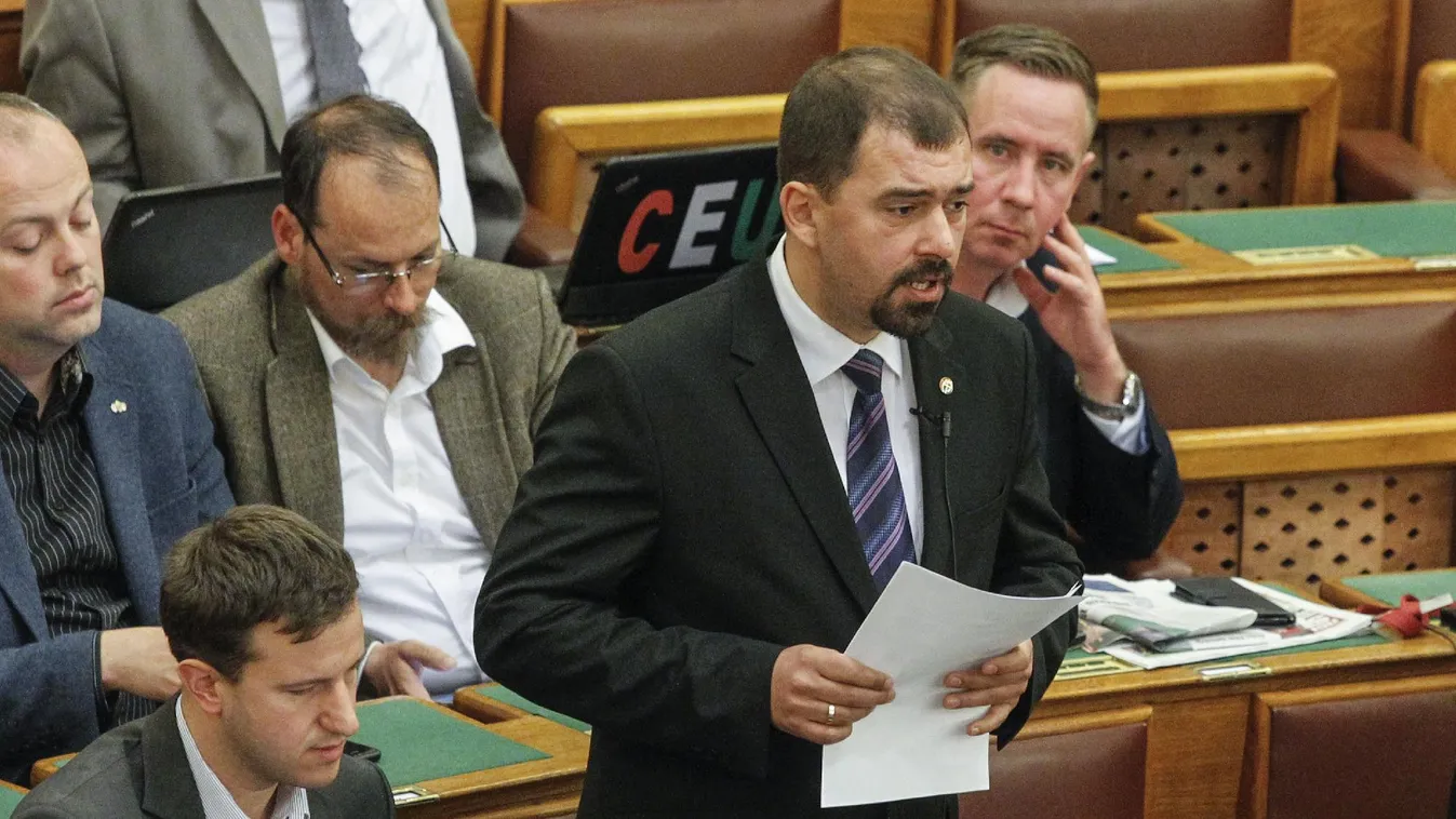 Továbbra is eltartja a Jobbik a náci botrányba belebukó Szávay Istvánt