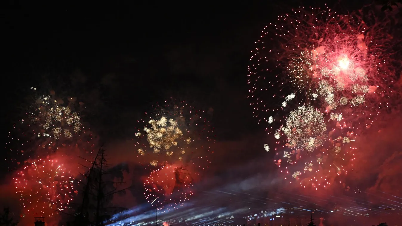 Több százezren csodálták az idén is az ünnepi tűzijátékot Budapesten