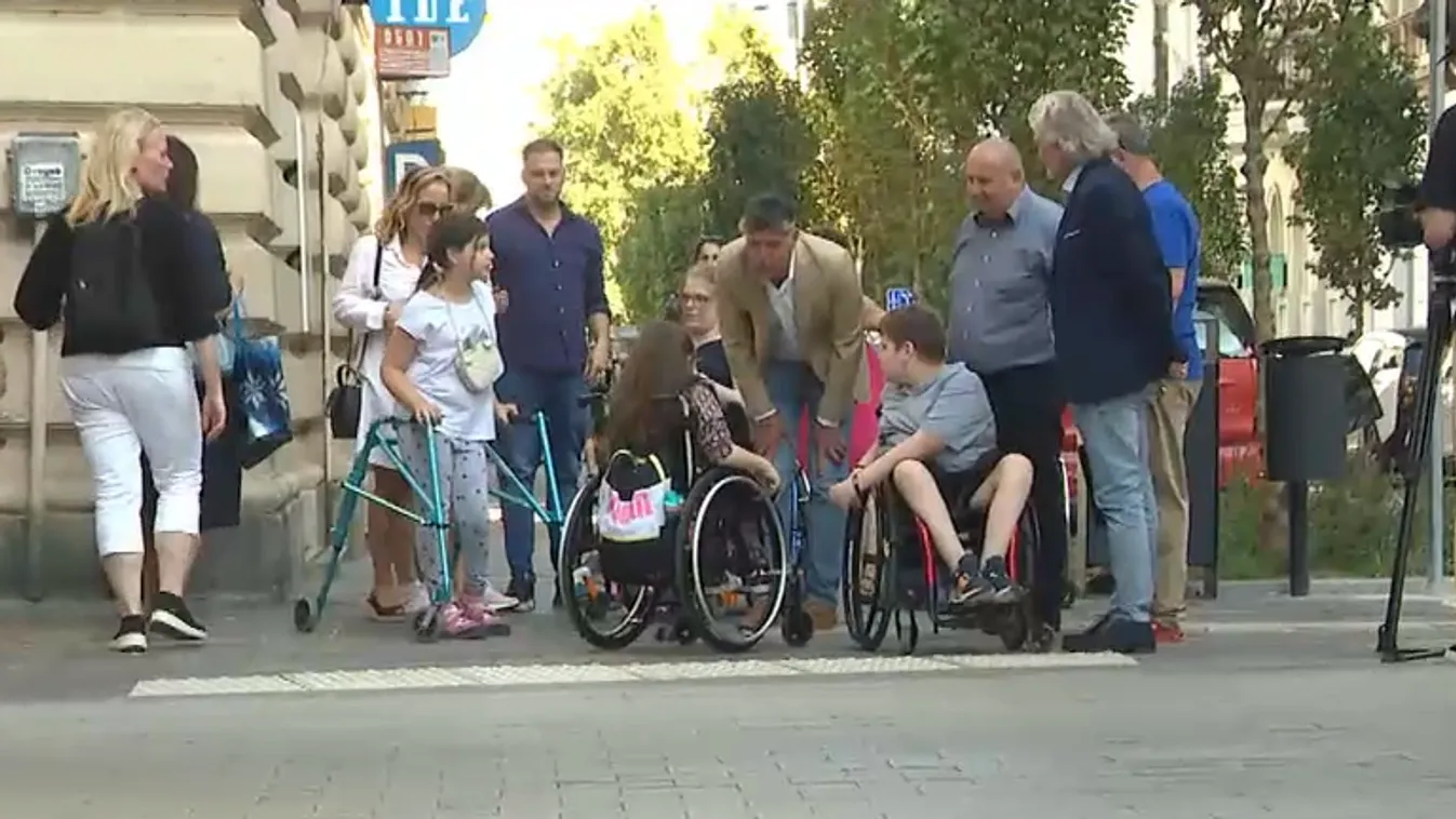 Teljesen akadálymentes a felújított Arany János utca