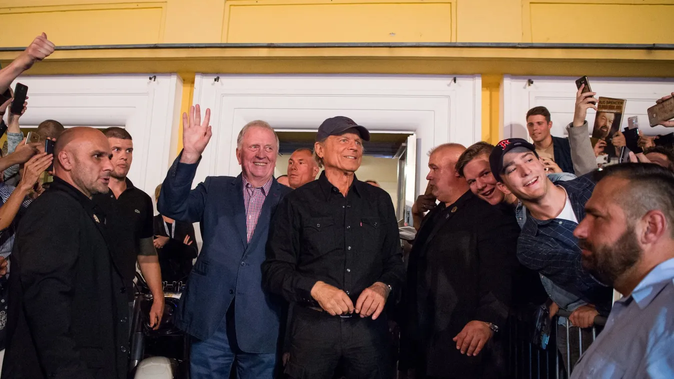 Hatalmas tömeg várta Budapesten Terence Hill-t