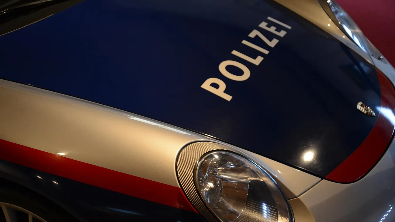 Több mint három tucat migránst zsúfoltak össze egy kisbuszban, egy várandós nő is volt köztük