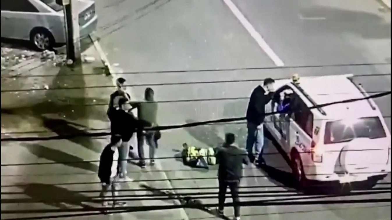 Felvette a kamera, ahogy halálra vernek egy hajléktalant