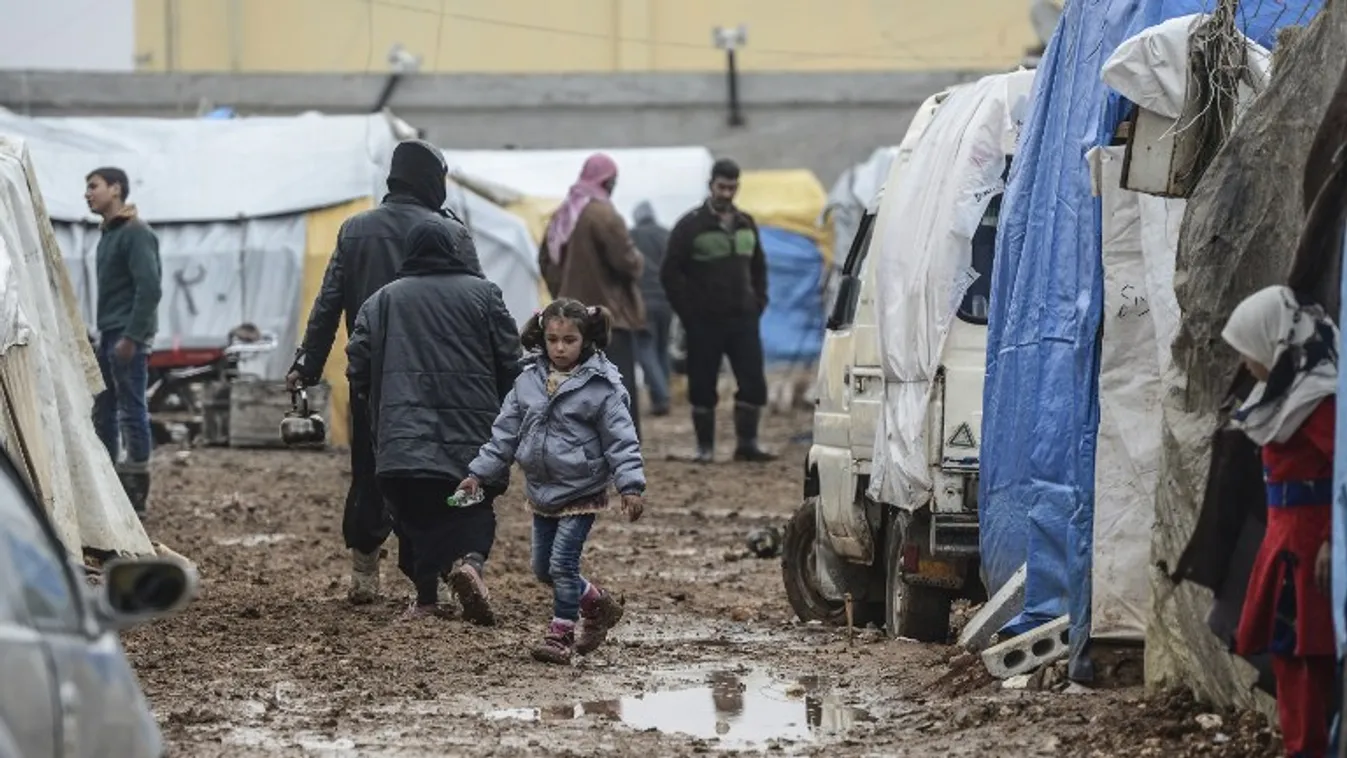 Csaknem 35 ezer menekült tart a határ felé