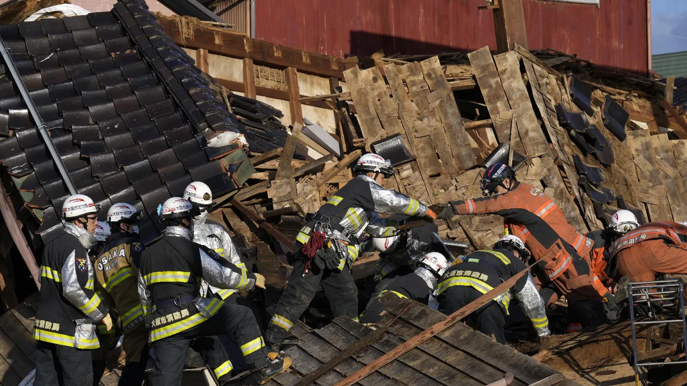 Öt nappal a földrengés után kimentettek a romok alól egy idős asszonyt