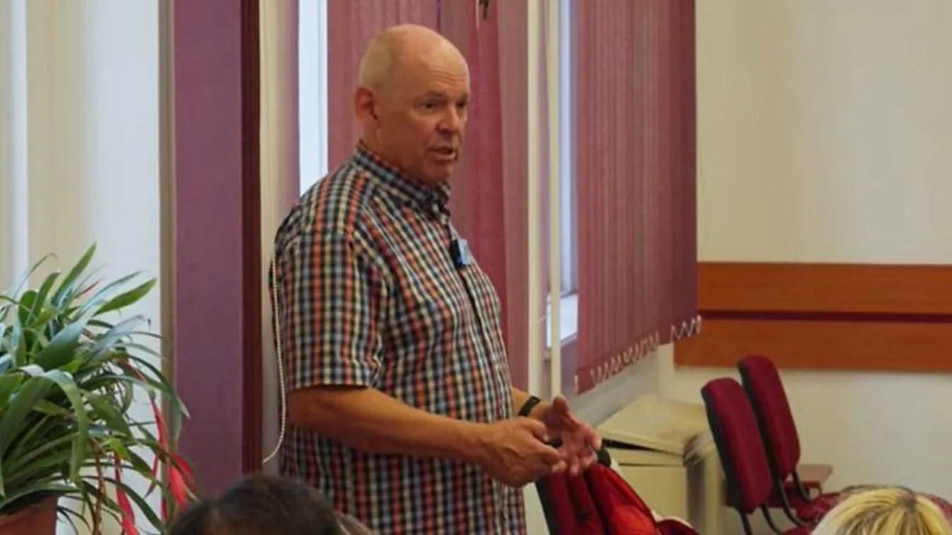 Korábbi titkosszolgálati vezető tartott fejtágítót tiszásoknak