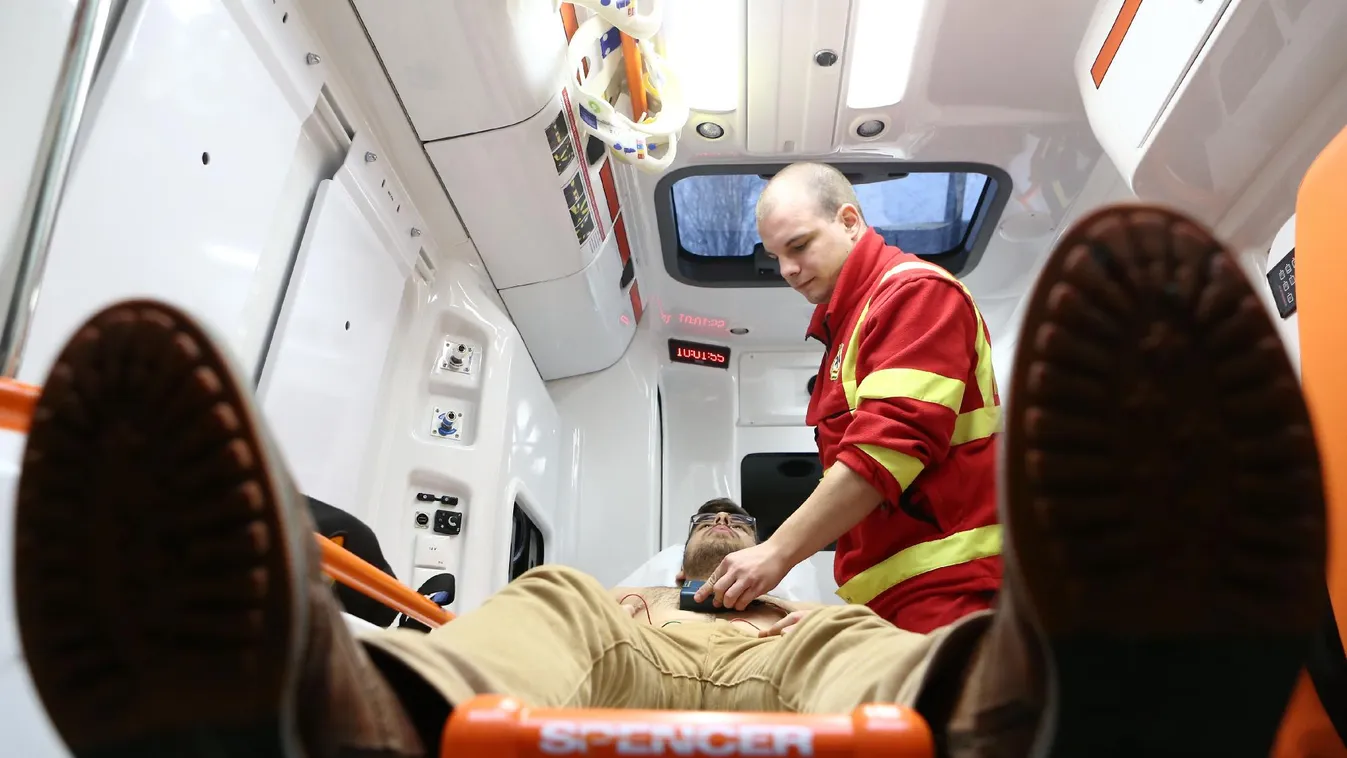 Csaknem négymilliárdból cserélik a mentőautókat