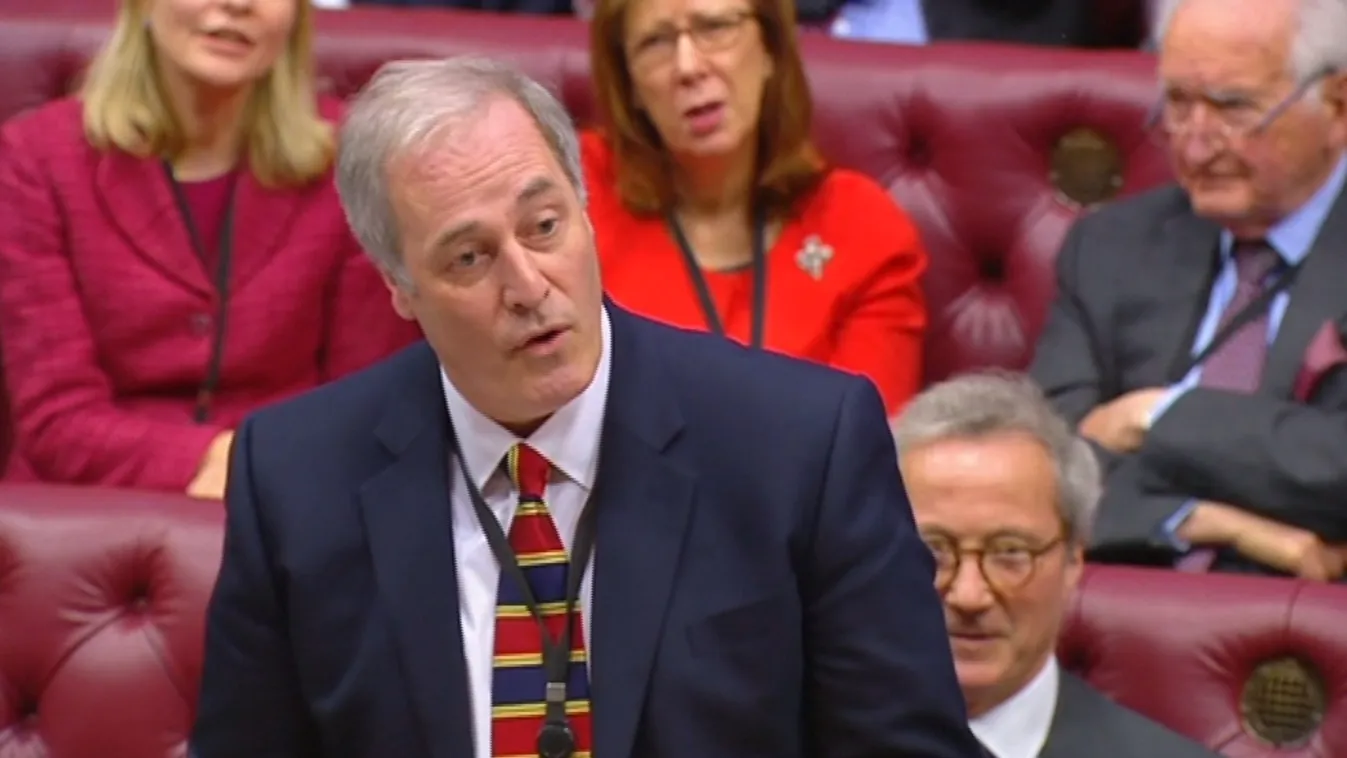 Késett kicsit, benyújtotta a lemondását