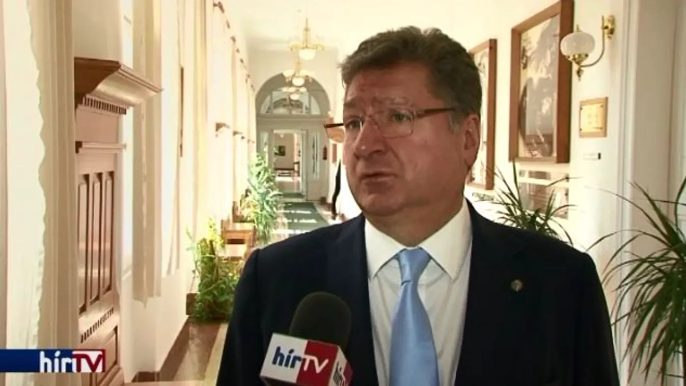 Parragh hadat üzent a gimnáziumoknak