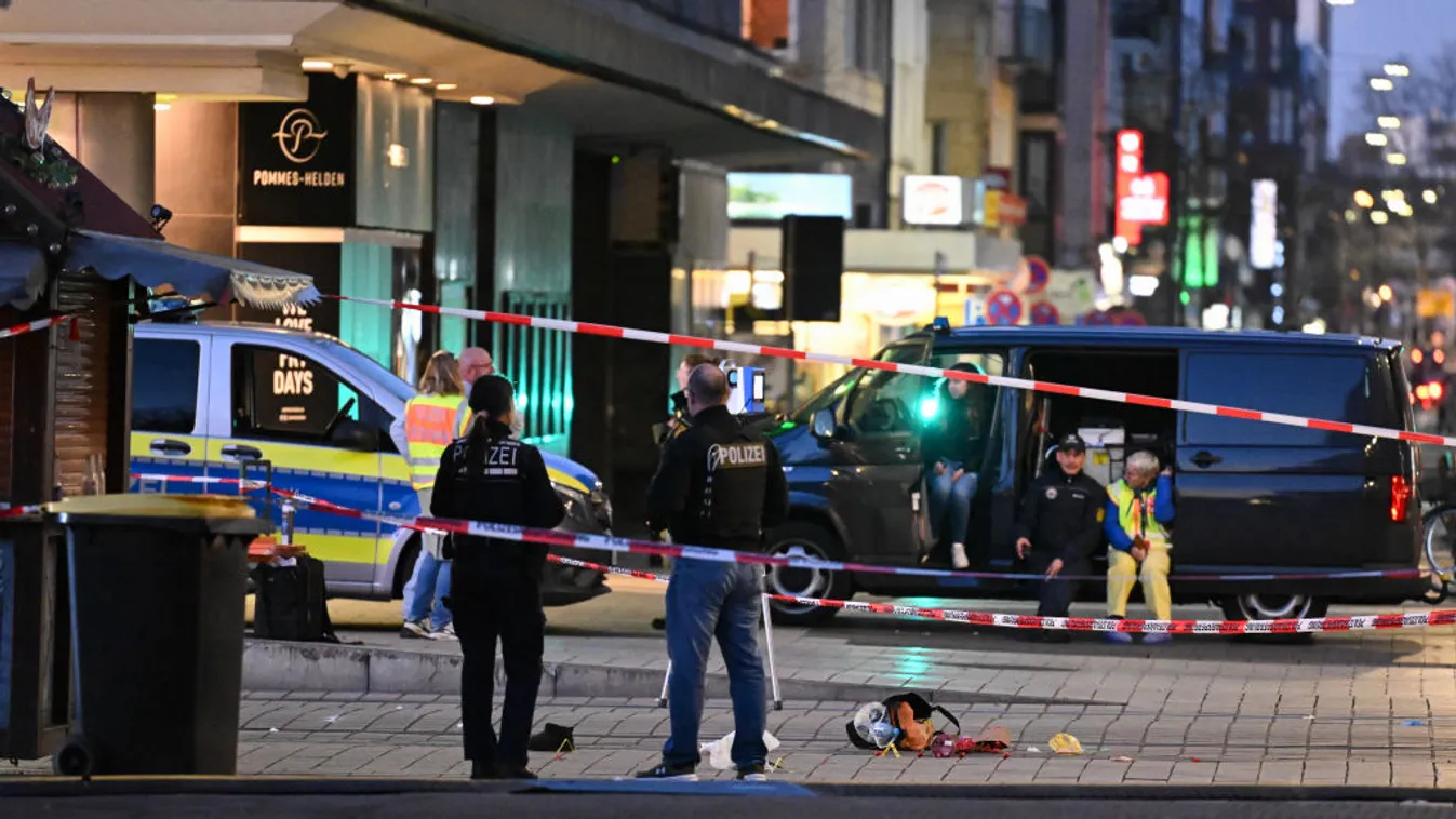 Belehajtott az embertömegbe egy autó Németországban + videó