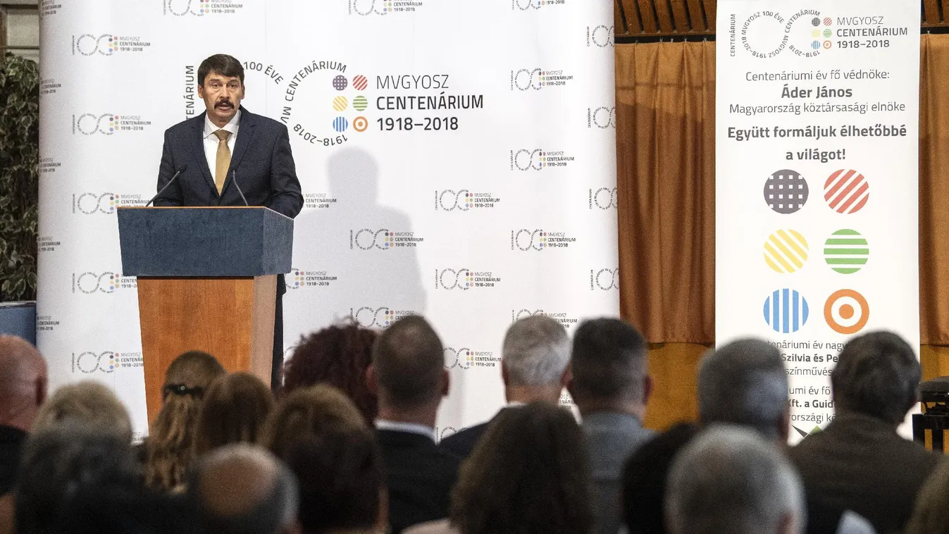 Vakokhoz látogatott Áder János a fehér bot napján