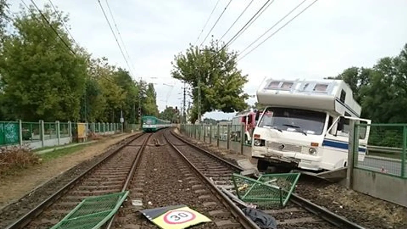 Lakókocsi borult a HÉV-sínekre a Szigetnél