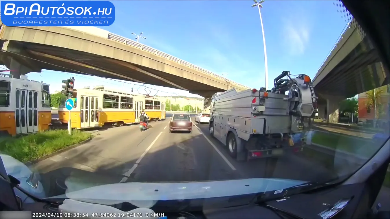 A tilos jelzésen átrobogva okozott majdnem súlyos balesetet az 1-es villamos