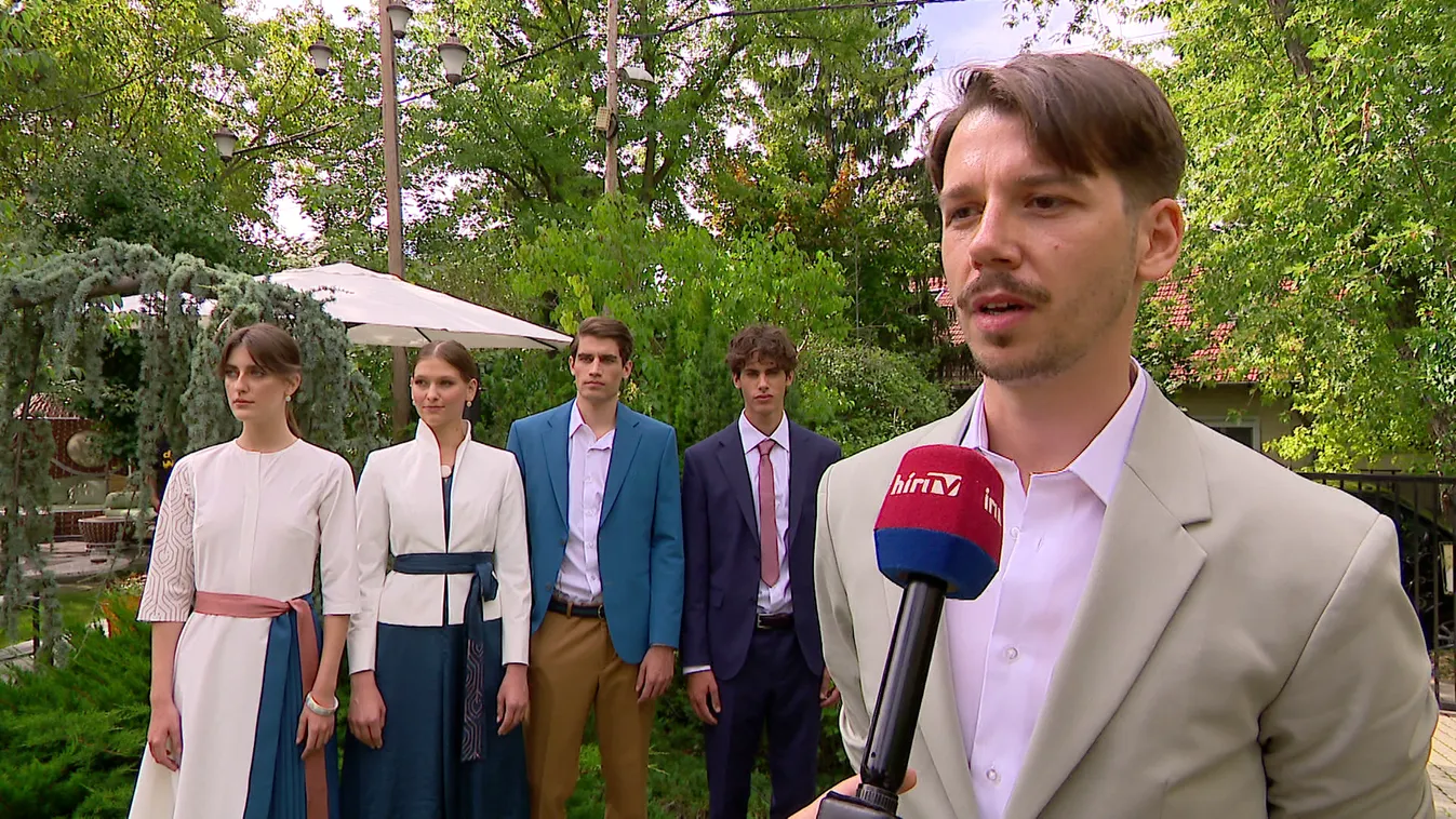 Bemutatták a magyar pavilon munkatársainak formaruháit