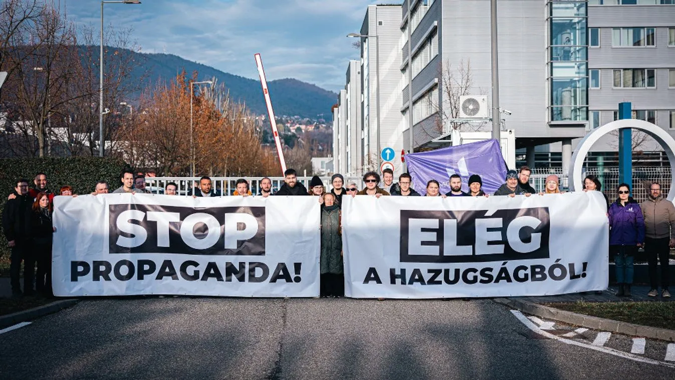 Újabb „blokádot” hozott össze a Momentum a közmédia épülete elé